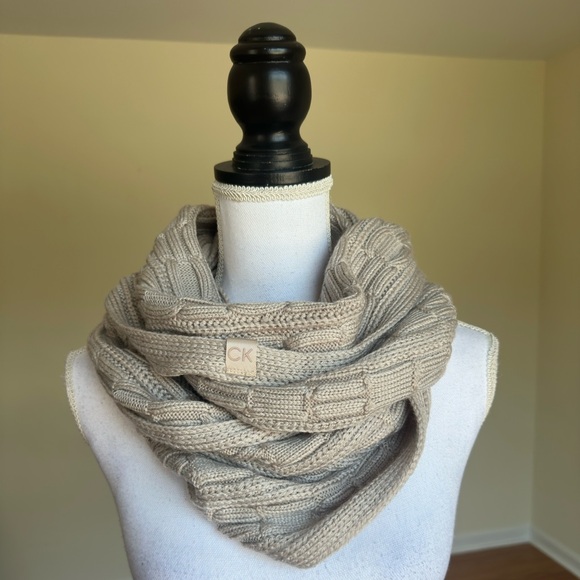 Calvin Klein || Woman’s infinity Knit Scarf one size - Picture 1 of 9